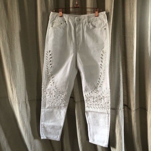 Topshop Denim - White embroidered TopShop mom jeans